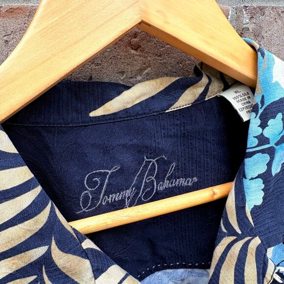 Beautiful Vintage Tommy Bahama Floral Silk Shirt XL - Picture 2 of 4